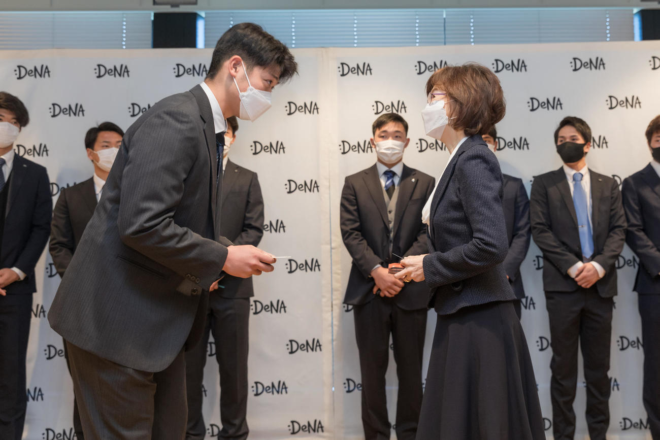 DeNA本社を訪問し、名刺交換したDeNA小園と南場オーナー（DeNA提供）