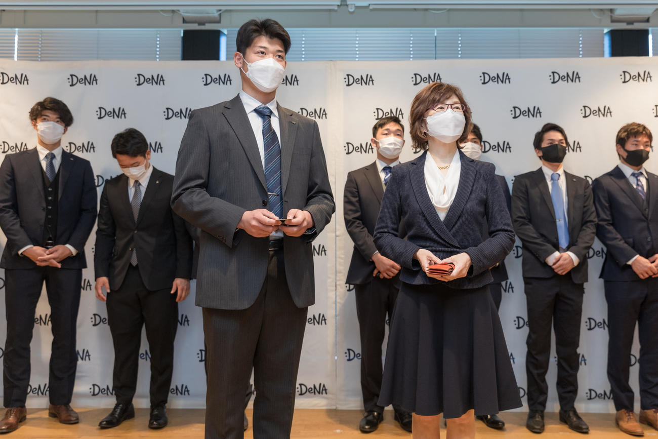 DeNA本社を訪問し、名刺交換したDeNA小園と南場オーナー（DeNA提供）
