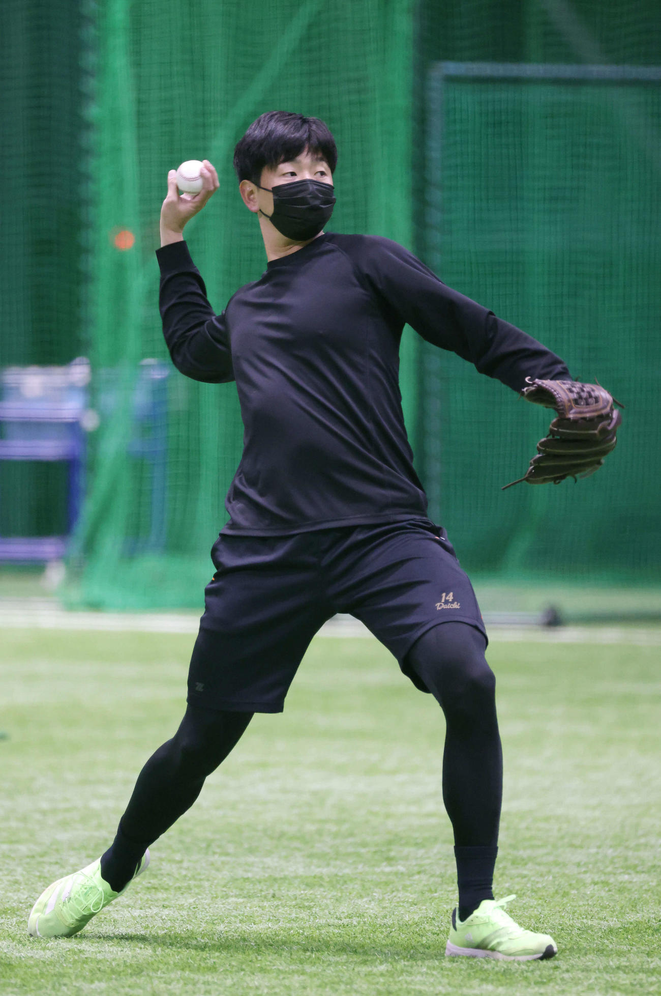 合同自主トレでキャッチボールをする広島大瀬良（撮影・加藤孝規）