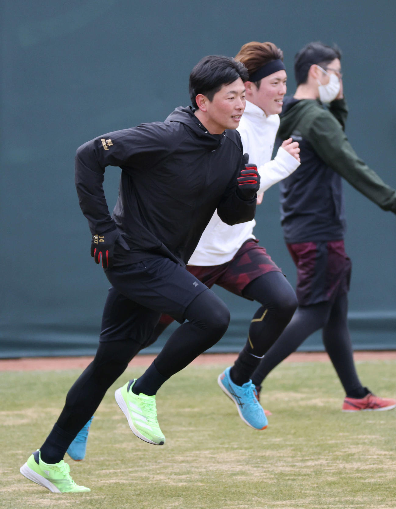合同自主トレで森下と走り込む広島大瀬良（左）（撮影・加藤孝規）
