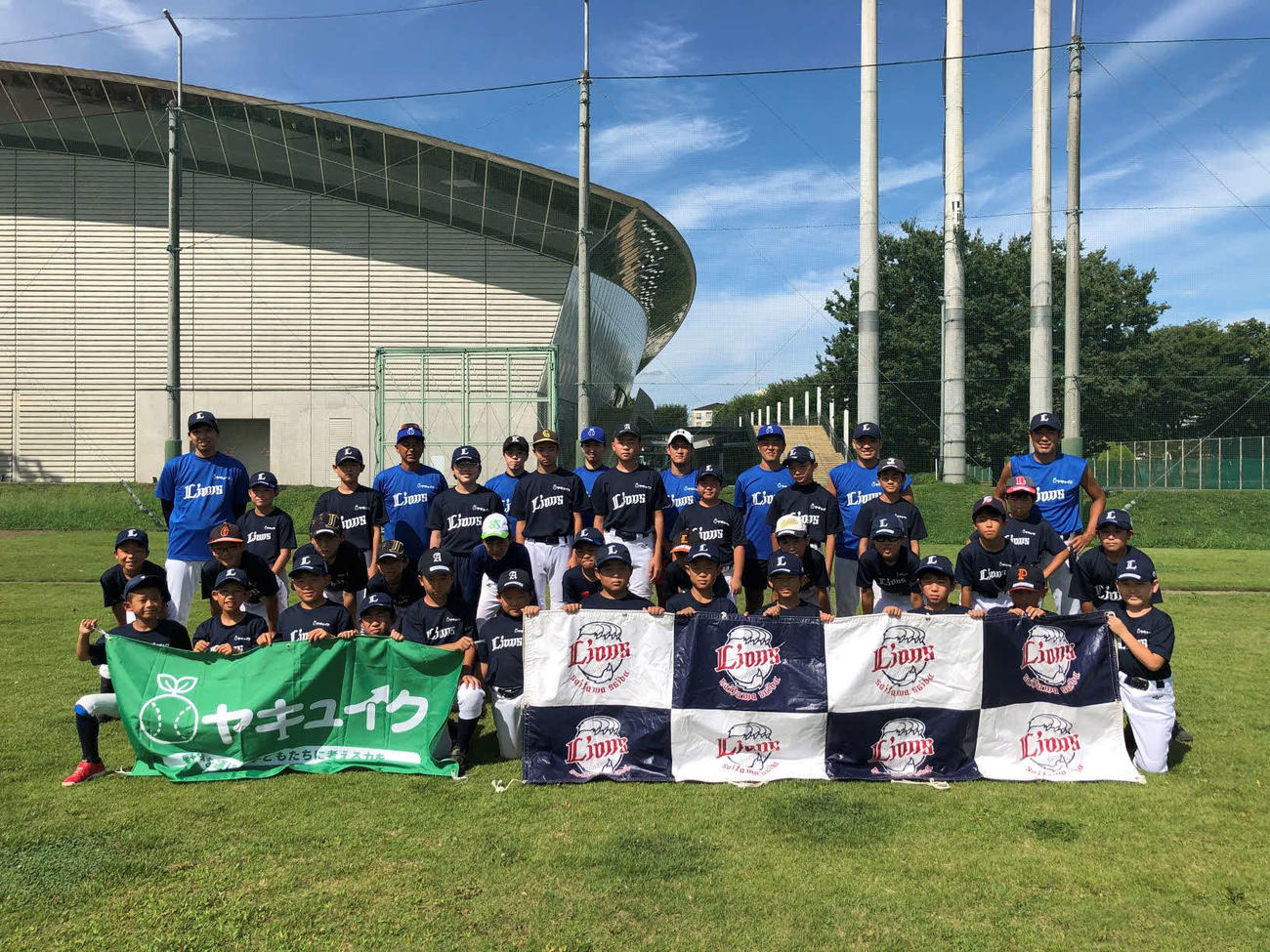 昨夏の「ライオンズ×ヤキュイクキャンプ」で写真に納まる参加者ら（球団提供）