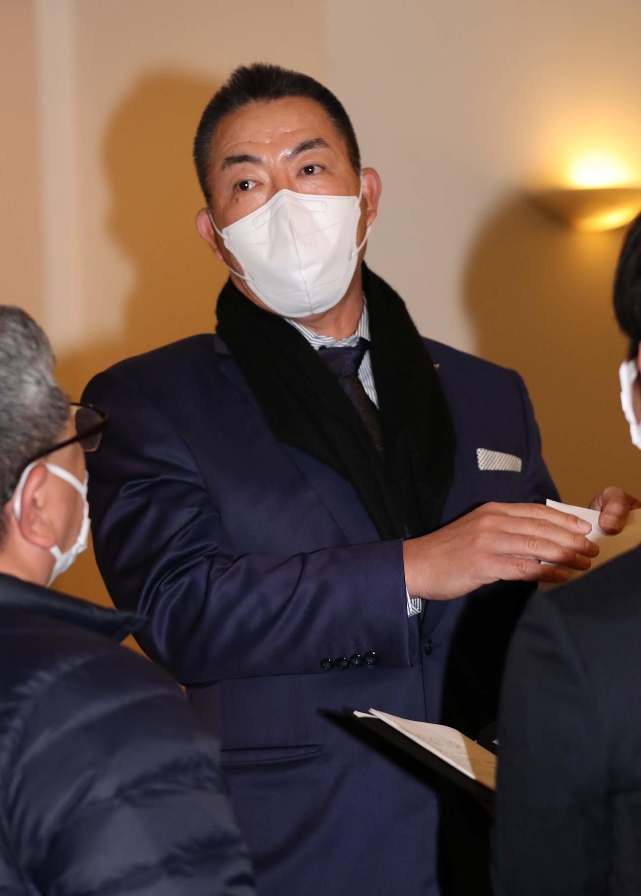 合同スタッフ会議を終え取材に応じる井上ヘッドコーチ（撮影・上田博志）