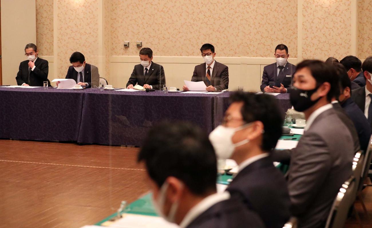 合同スタッフ会議に出席した左から嶌村球団本部長、谷本副社長、百北社長、矢野監督、井上ヘッドコーチ（撮影・上田博志）