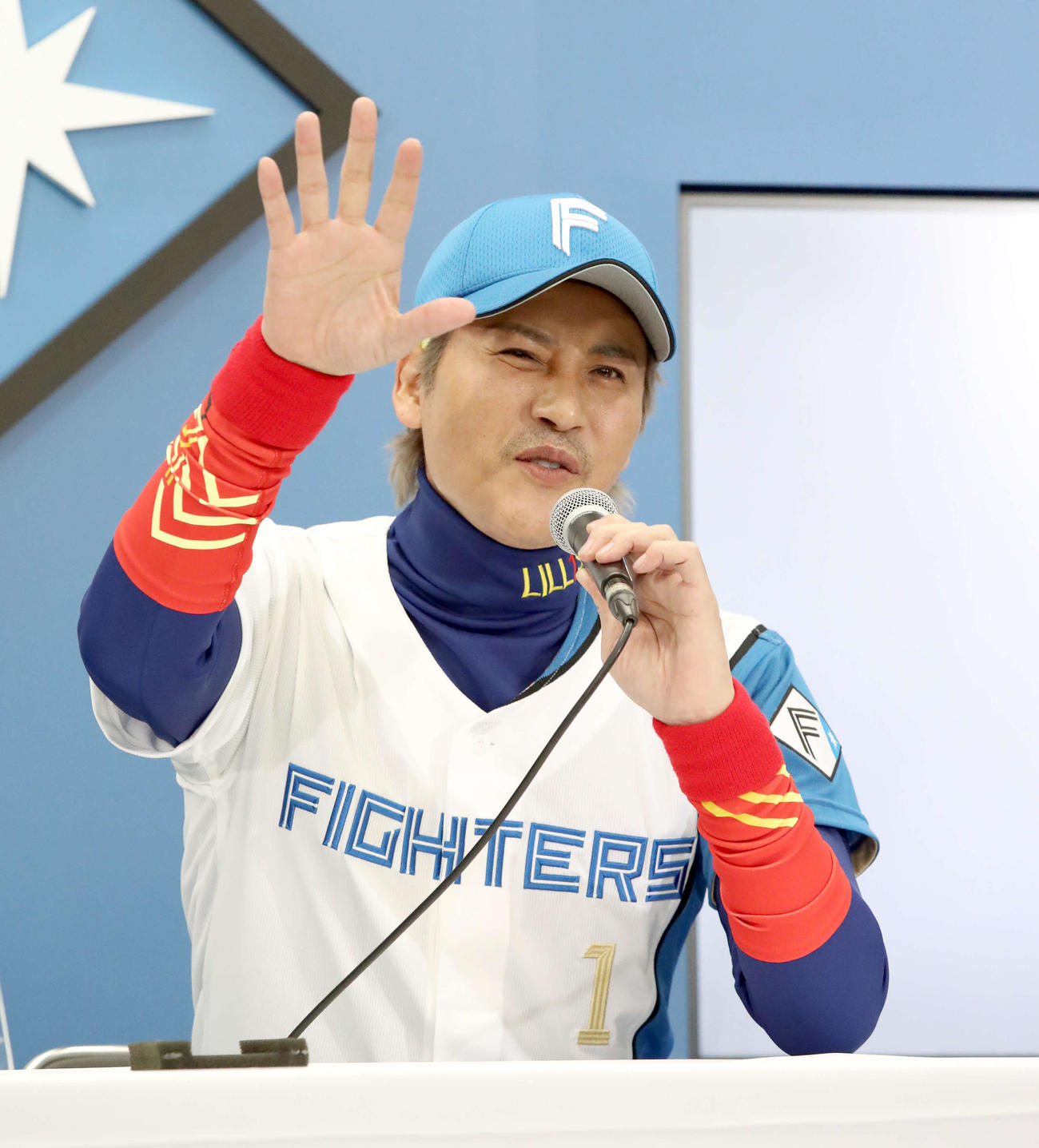 新ユニホーム姿で会見する日本ハム新庄監督（撮影・佐藤翔太）