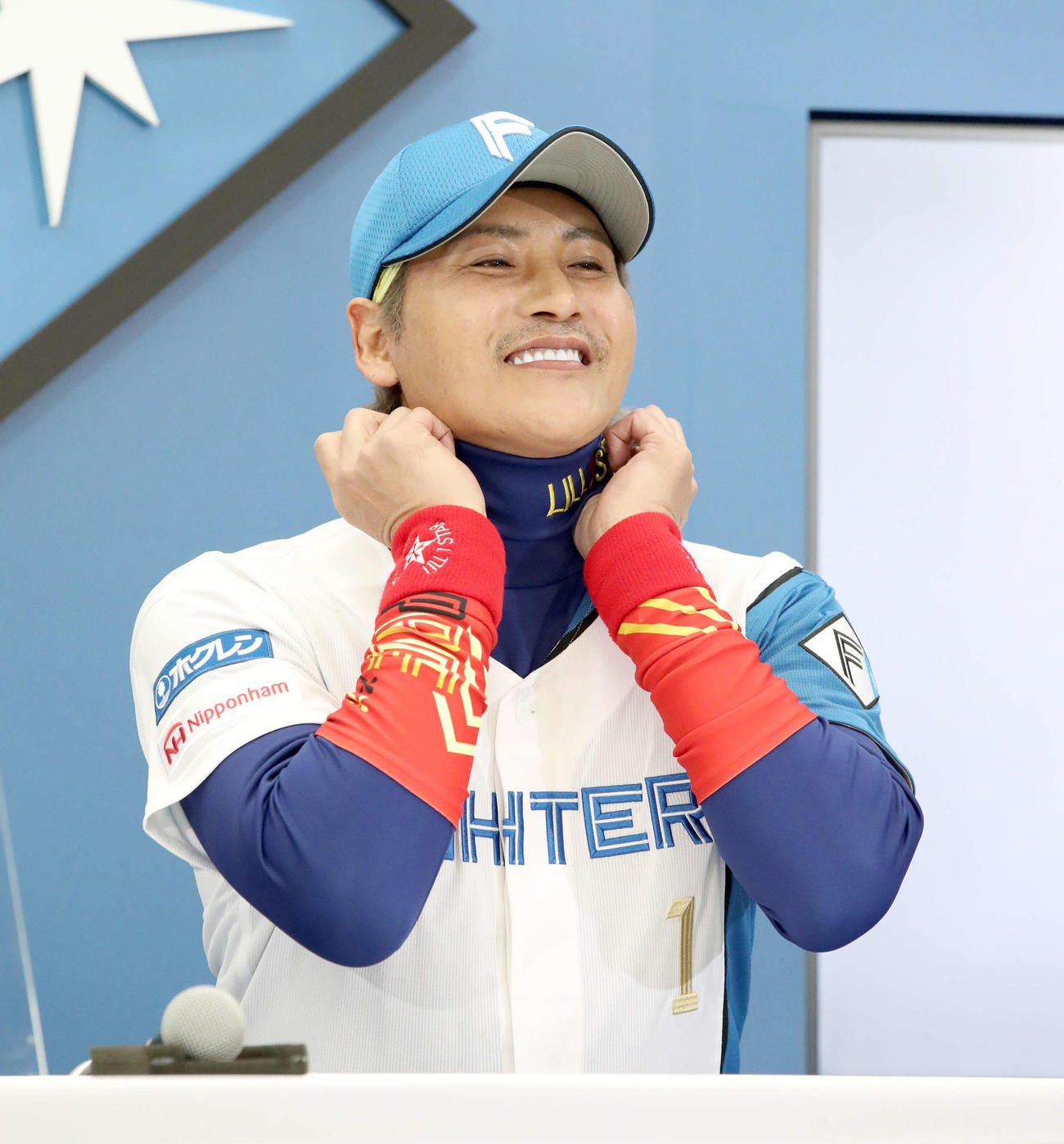 新ユニホーム姿で会見する日本ハム新庄監督（撮影・佐藤翔太）