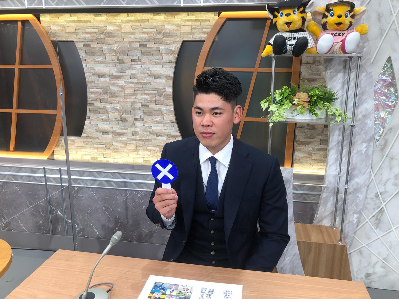 サンテレビ熱血タイガース党にリモート出演した鈴木（球団提供）