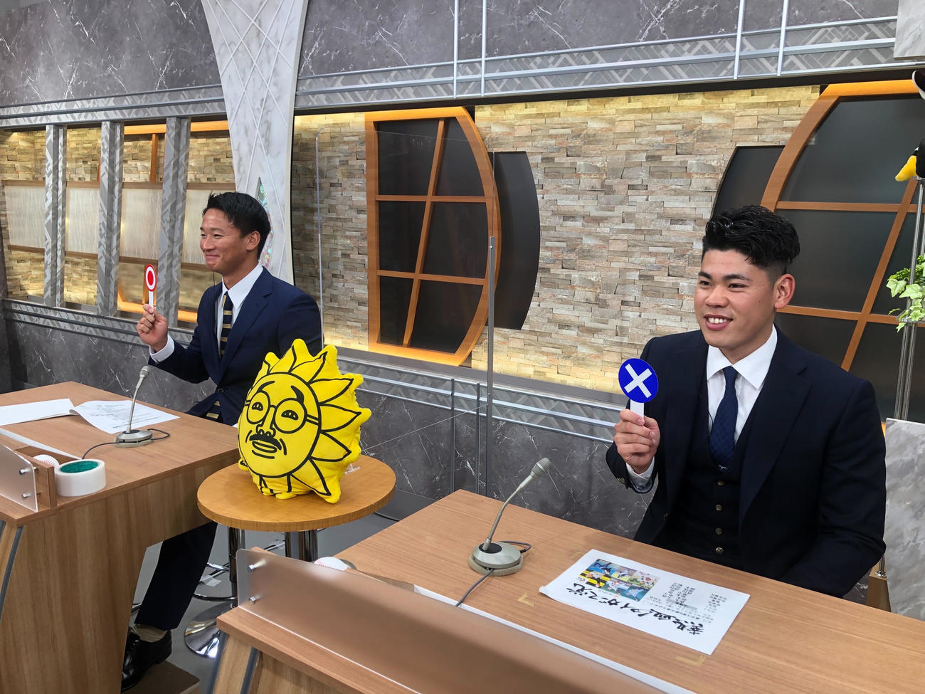 サンテレビ熱血タイガース党にリモート出演した森木（左）と鈴木（球団提供）