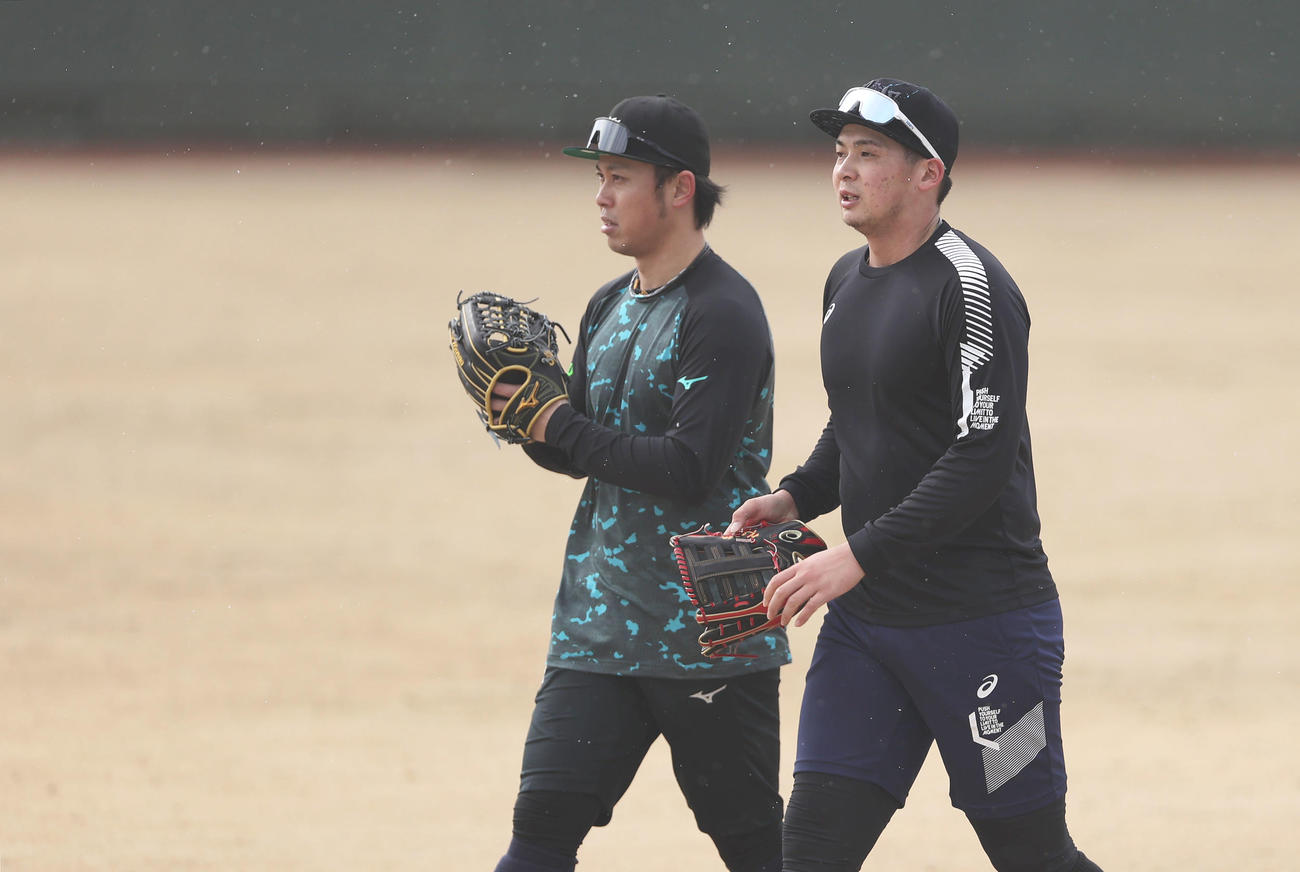 自主トレで言葉を交わす阪神高山俊（左）と井上広大（撮影・前田充）