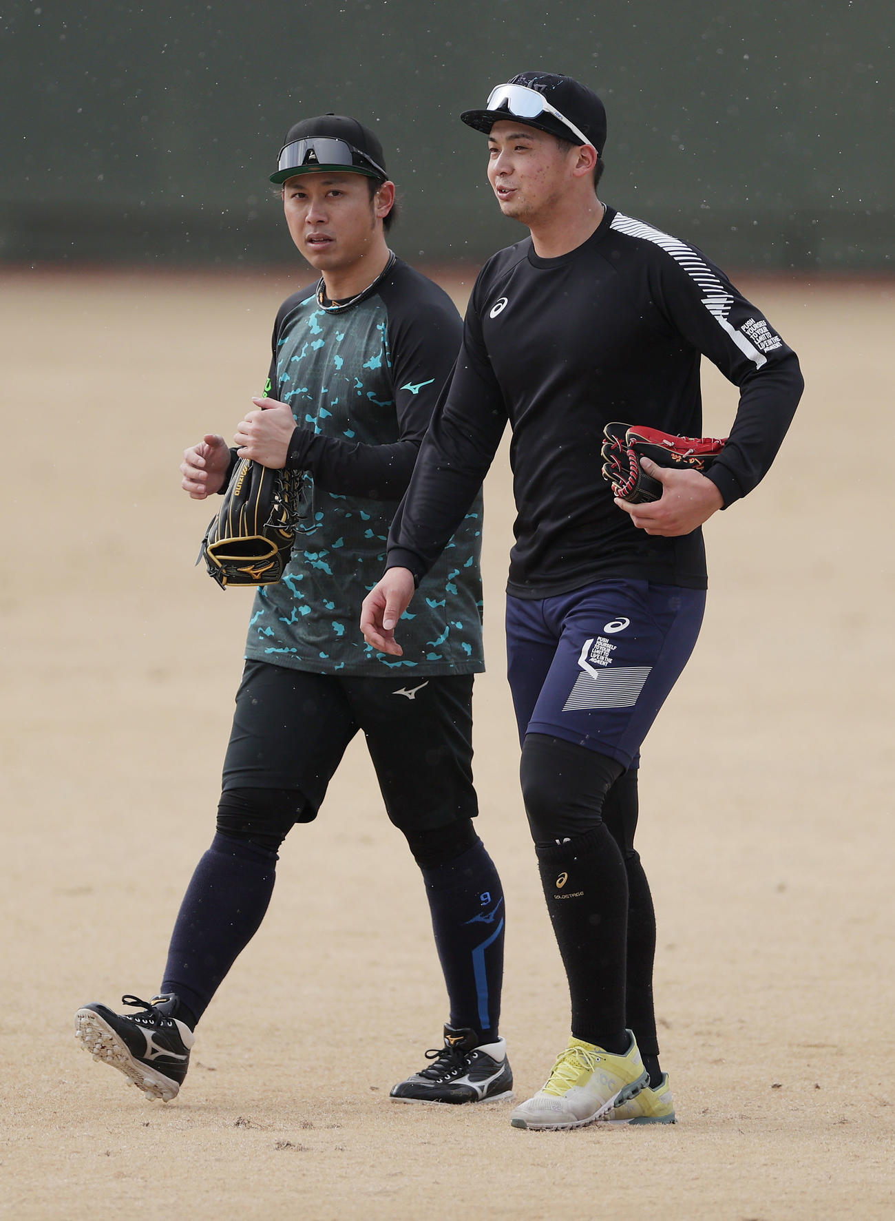 自主トレで言葉を交わす阪神高山（左）と井上広大（撮影・前田充）