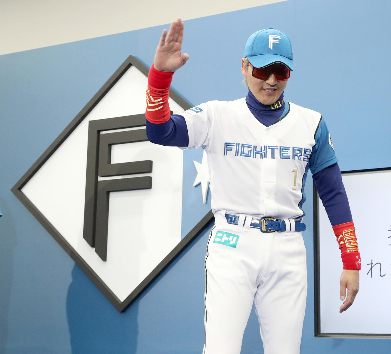 会見を終え引き揚げる日本ハム新庄監督（撮影・佐藤翔太）