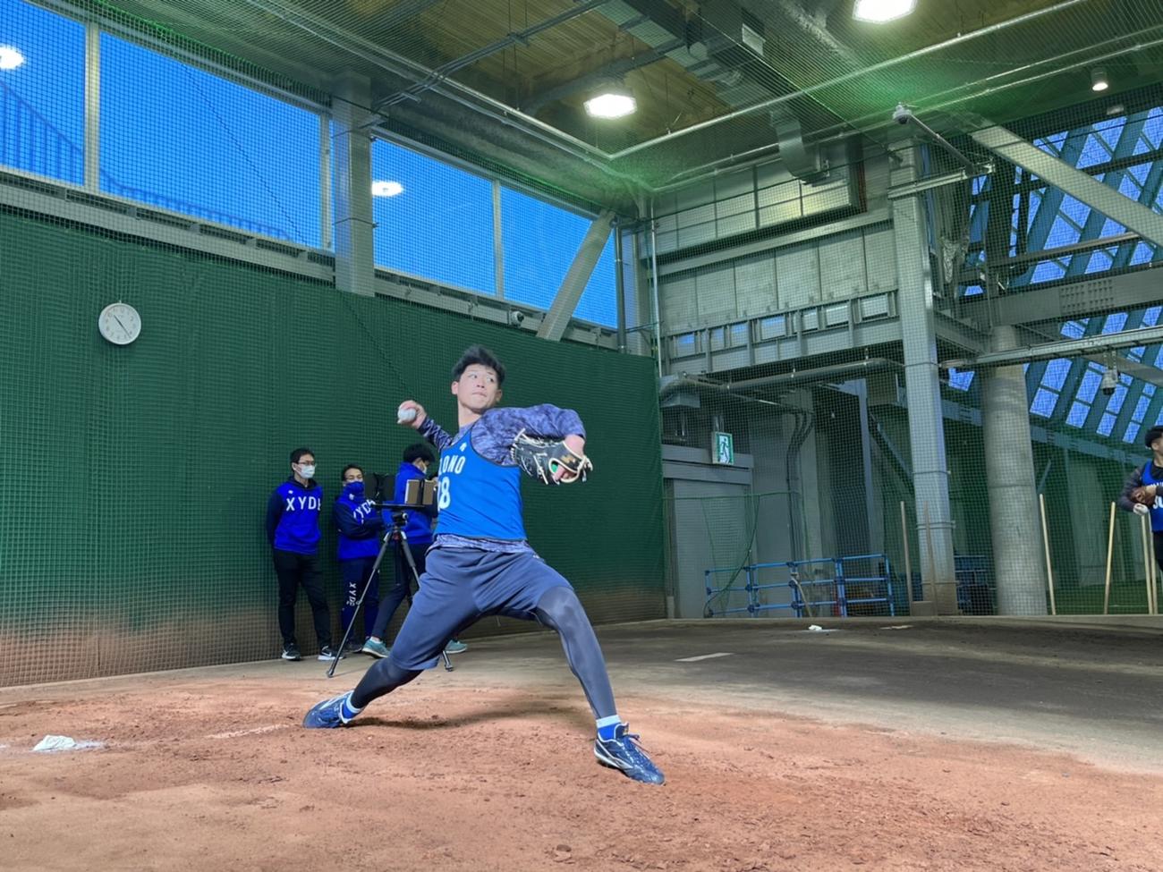 新人合同自主トレで初めてブルペン入りしたDeNA小園（球団提供）