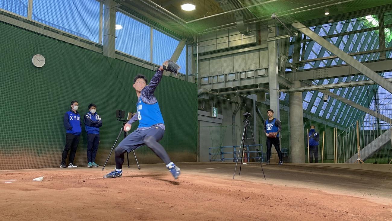 新人合同自主トレで初めてブルペン入りしたDeNA小園（球団提供）