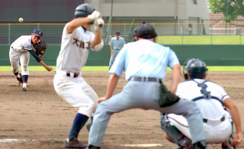 10年7月、秋田大会の大曲工戦でいとこの深浦寛捕手を信じて投げ込む西仙北・進藤拓也投手