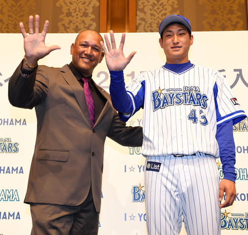 16年11月、新入団選手発表会見でDeNAラミレス監督と一緒にポーズをとる進藤