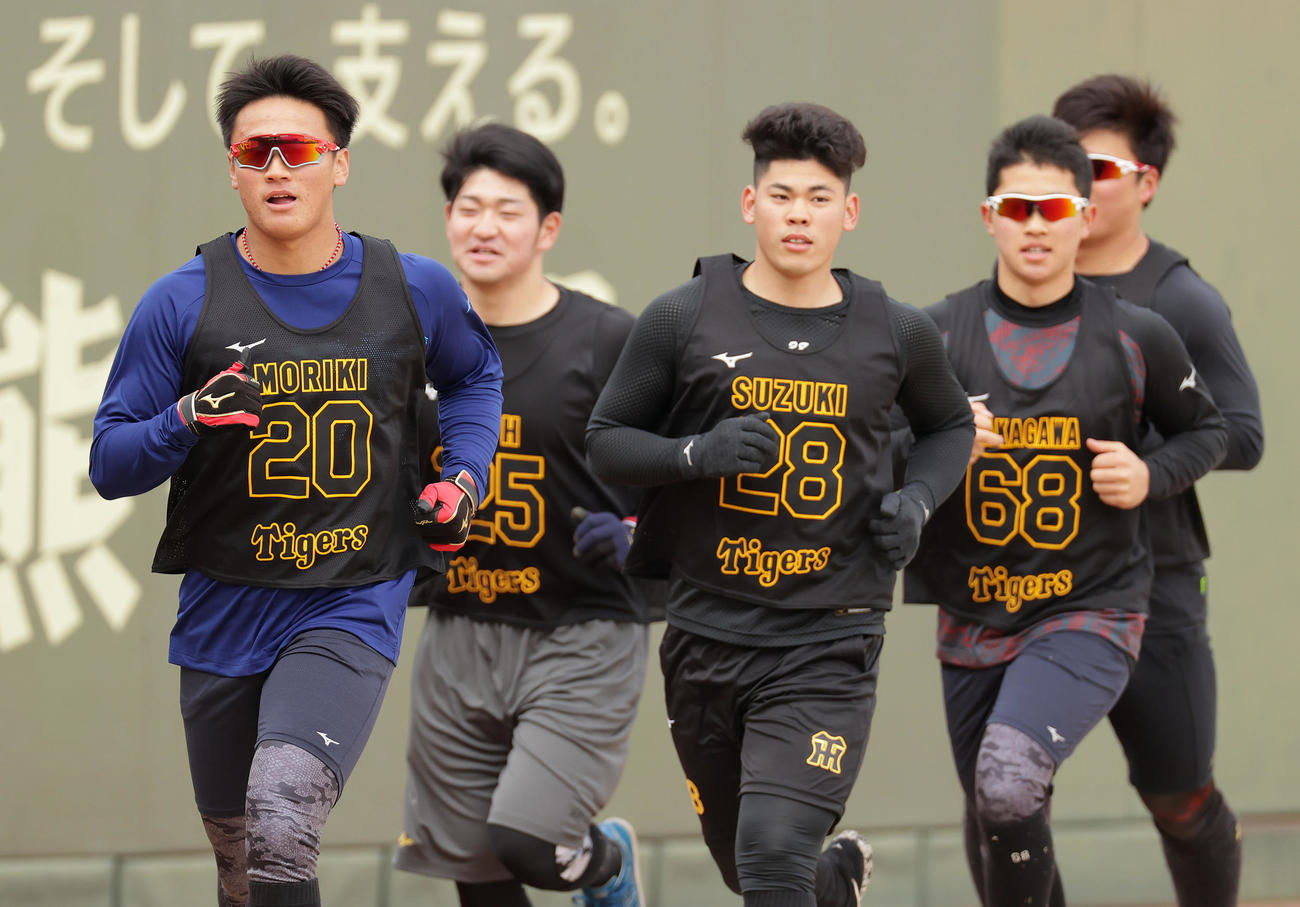 新人合同自主トレで3000メートル走を行う、左から阪神森木、伊藤稜、鈴木、中川、前川（撮影・前田充）