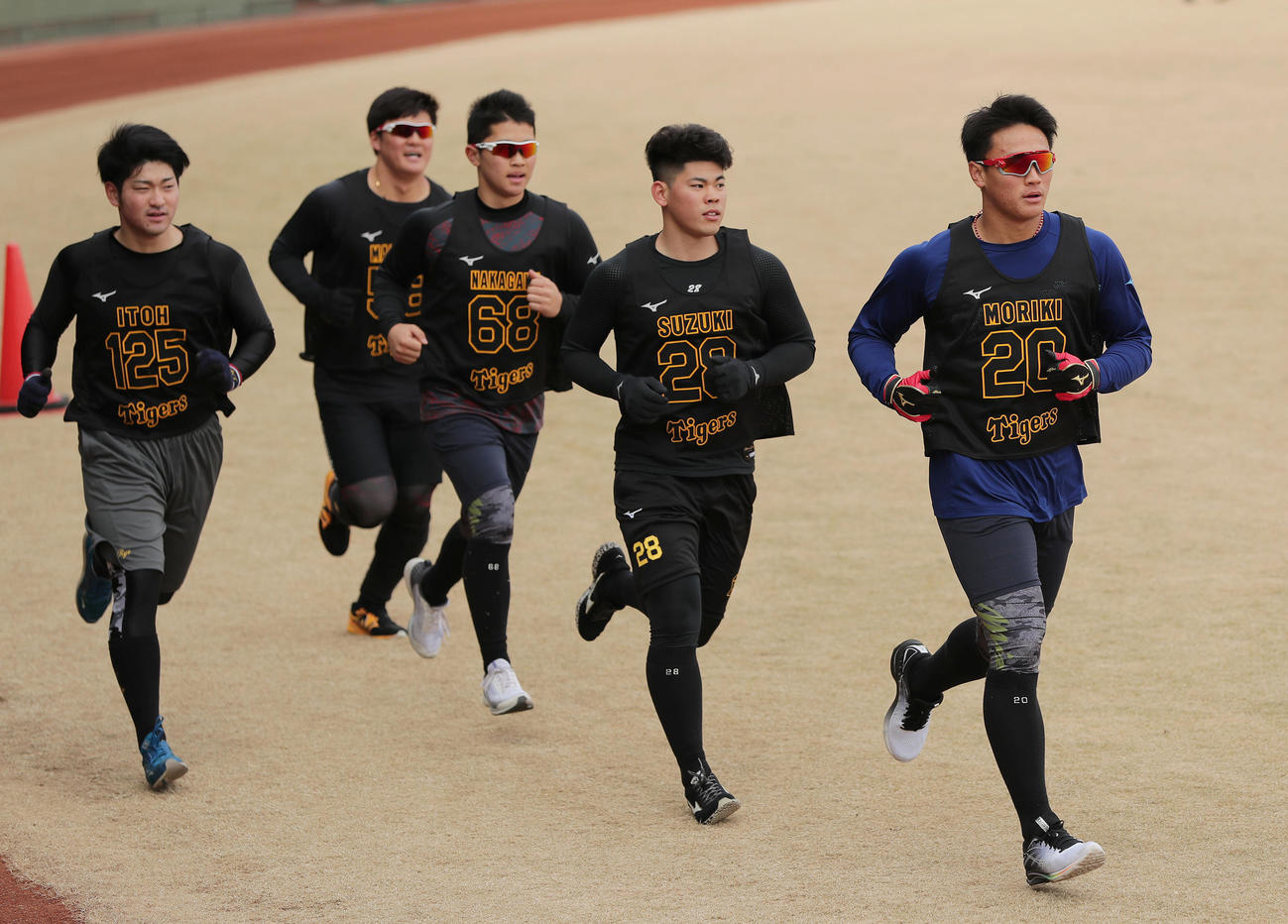 新人合同自主トレで3000メートル走を行う、左から阪神伊藤稜、前川、中川、鈴木、森木（撮影・前田充）