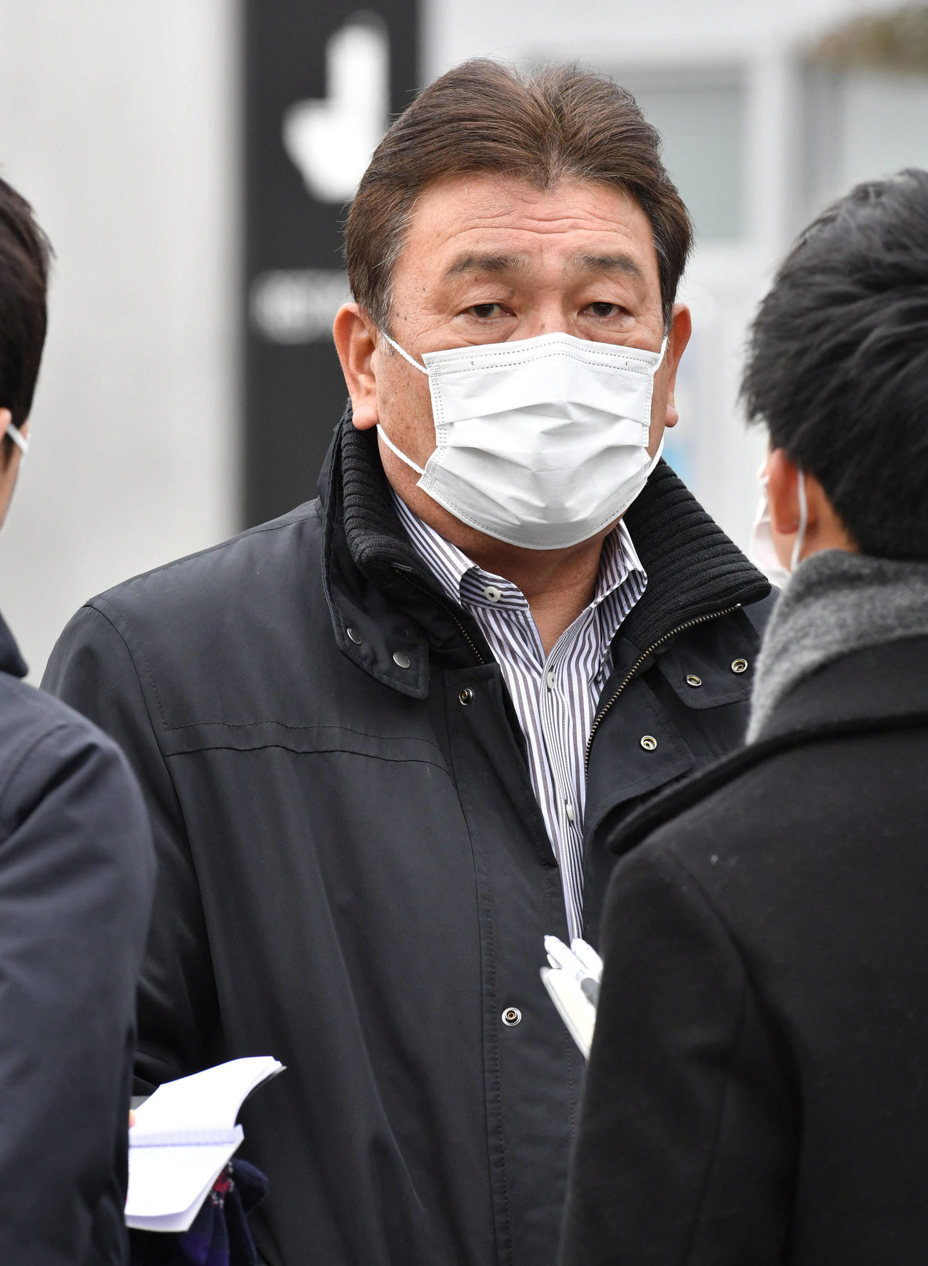 新人合同自主トレの視察を終え、囲み取材を受ける藤本監督（撮影・岩下翔太）
