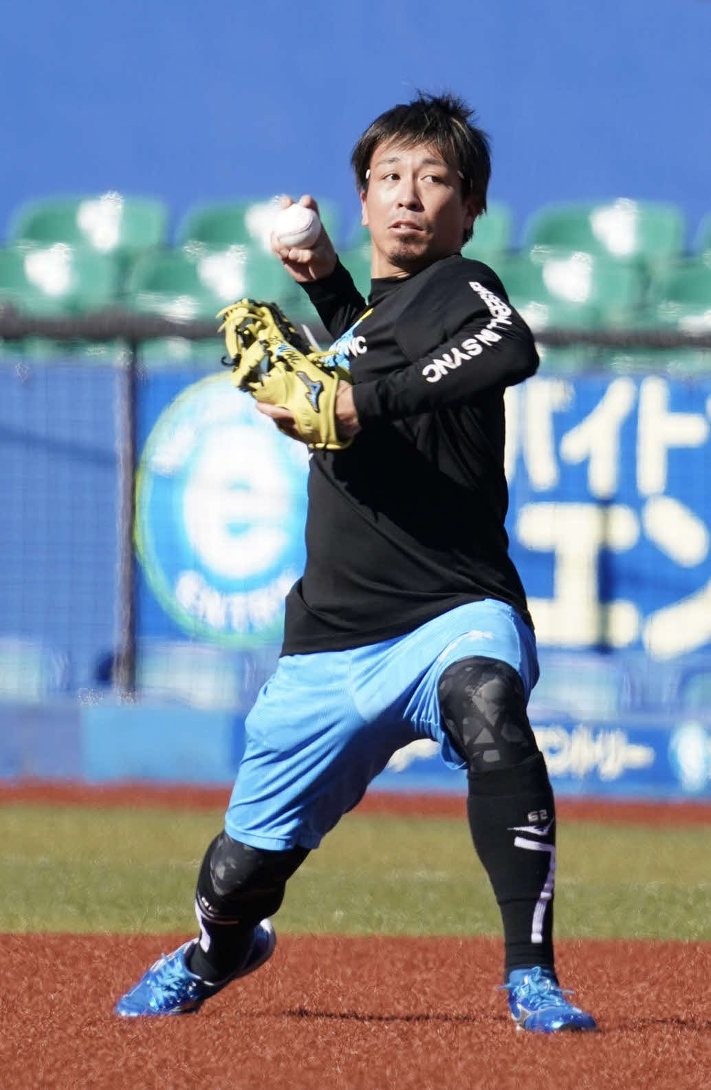 キャッチボールをするロッテ益田