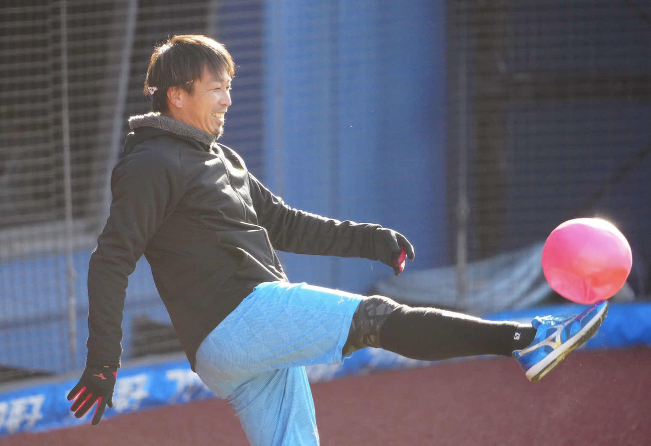 笑顔でボールを蹴るロッテ益田