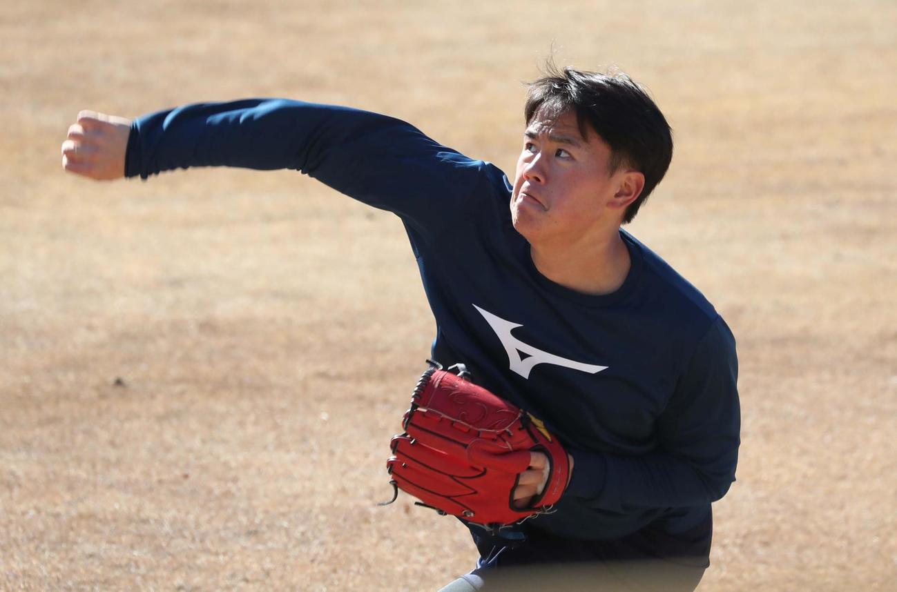 キャッチボールする日本ハム畔柳（撮影・黒川智章）