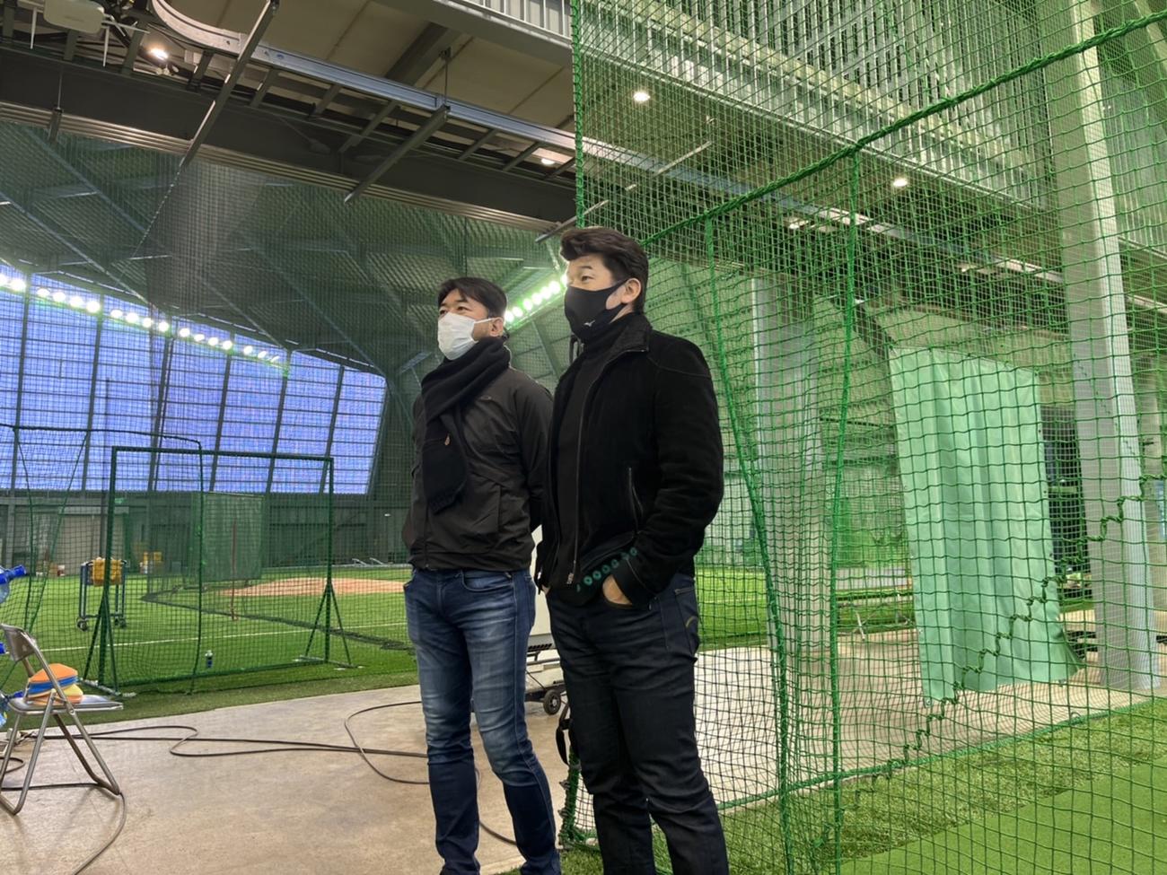 DeNA小園の初ブルペンを見守る三浦監督（右）と斎藤チーフ投手コーチ（球団提供）