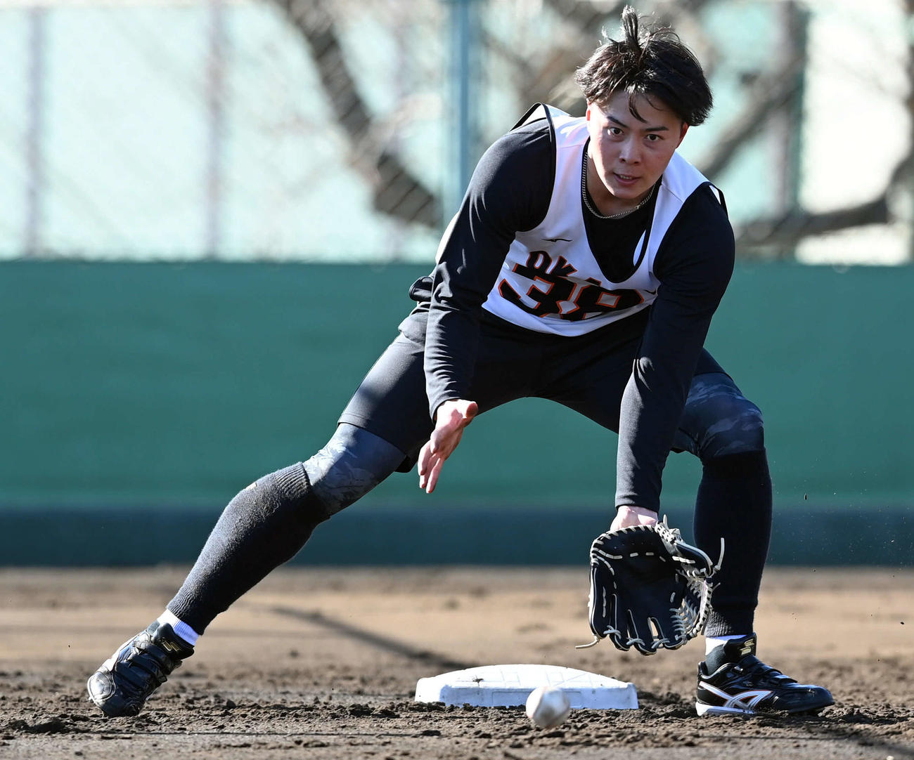 守備練習で軽快な動きを見せる巨人のドラフト5位・岡田（撮影・たえ見朱実）
