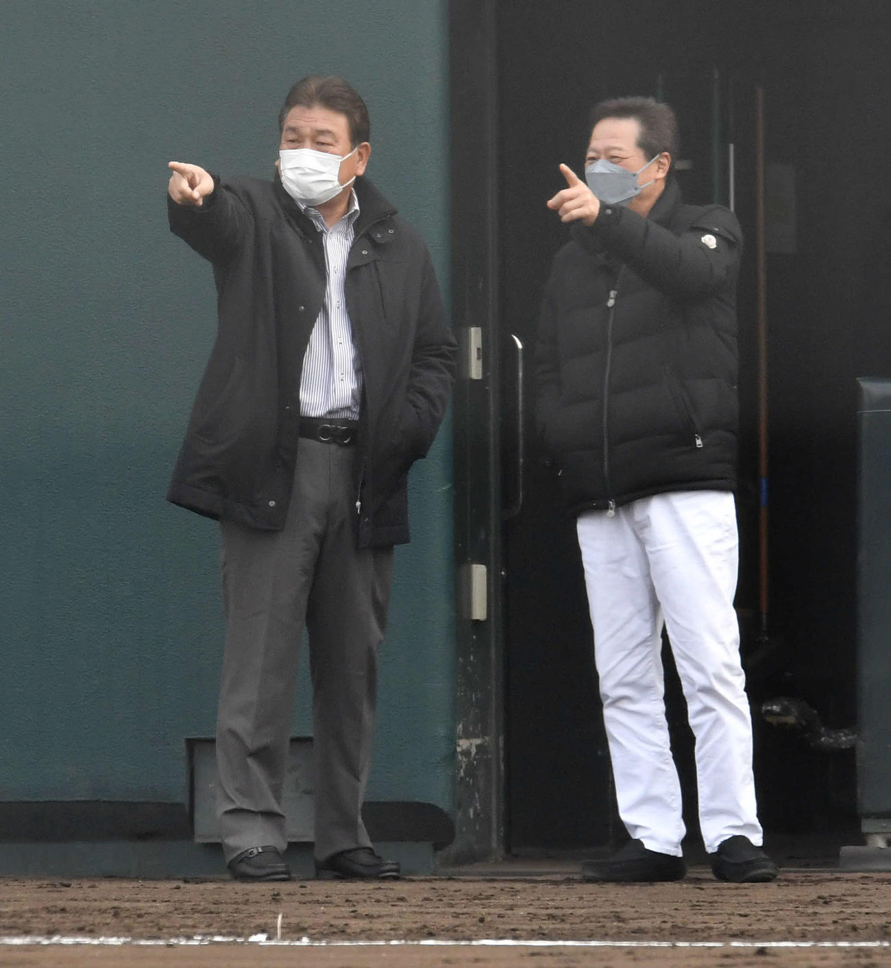 新人合同自主トレを視察した藤本監督（左）と森ヘッドコーチ（撮影・岩下翔太）