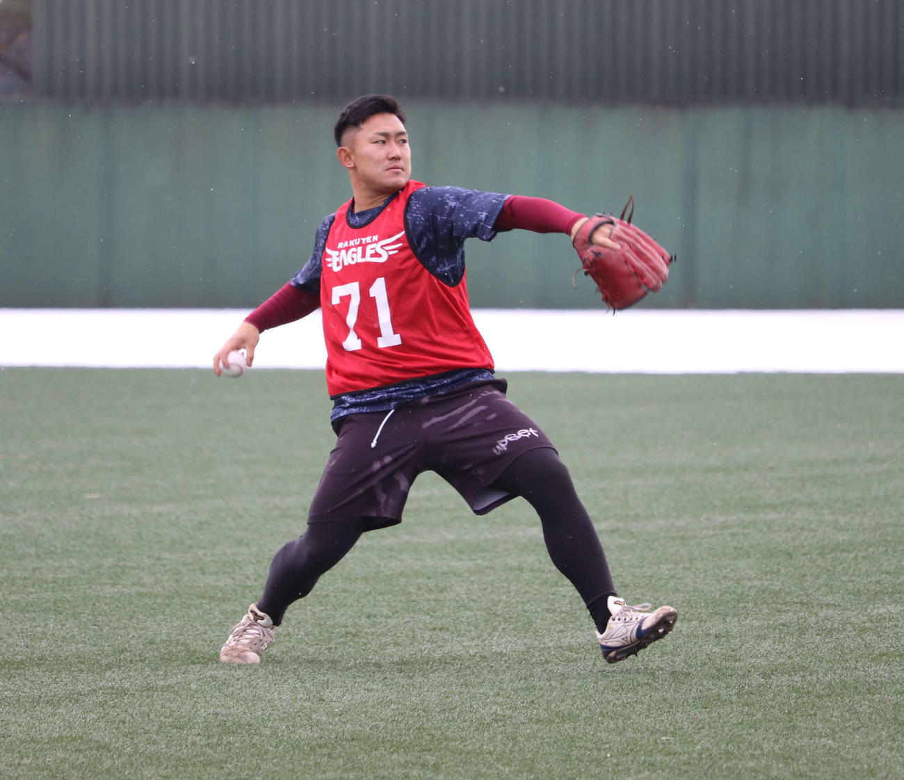 新人合同自主トレでキャッチボールをする楽天吉川