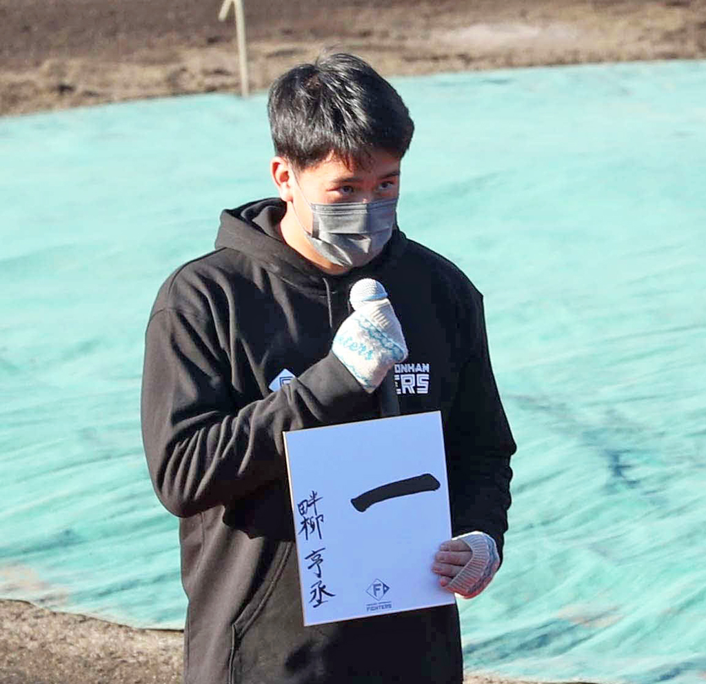 日本ハム新人お披露目会で目標に「一」と書く畔柳（撮影・黒川智章）