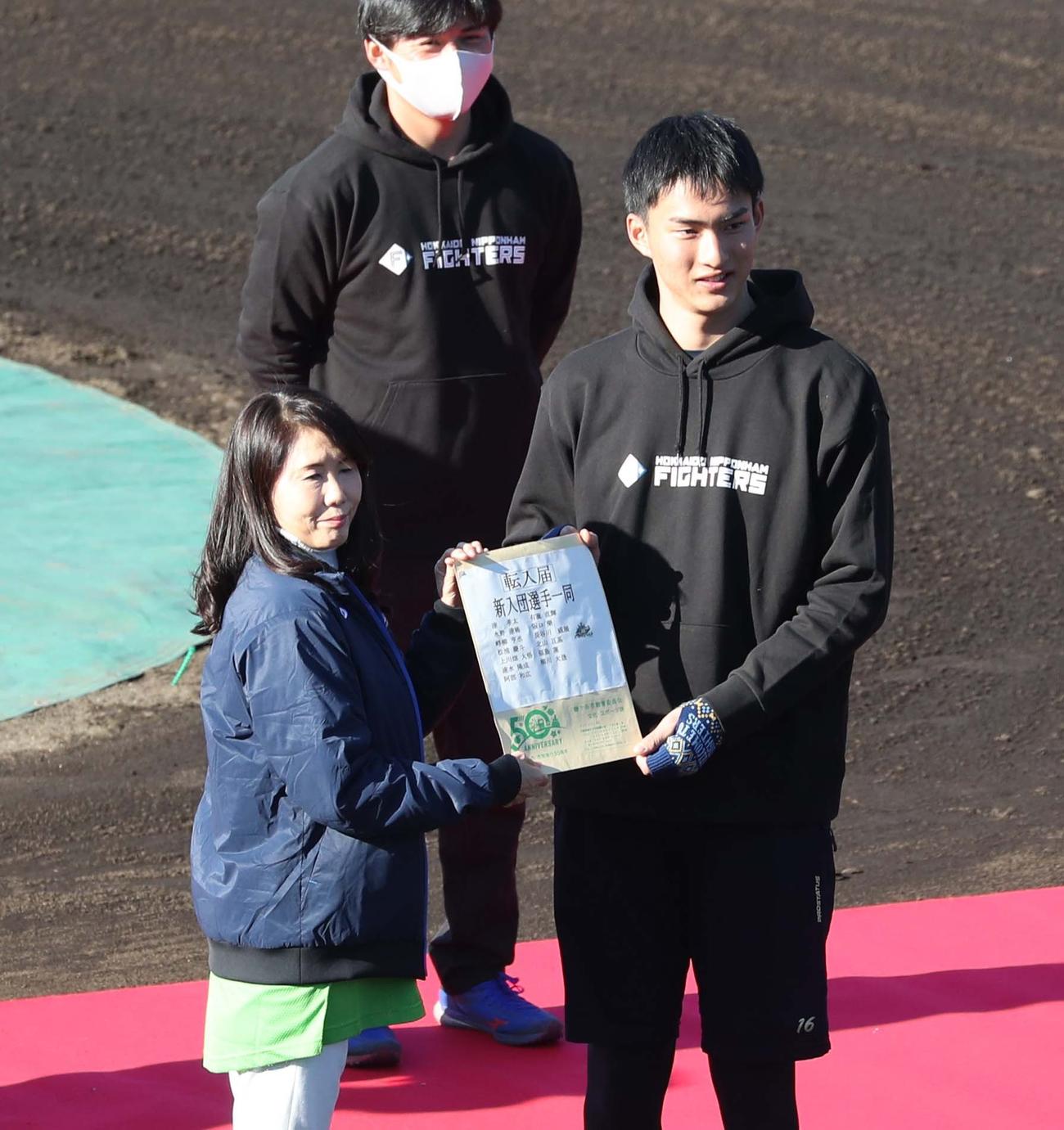 日本ハム新人お披露目会で芝田鎌ケ谷市長（左）と記念撮影する達（撮影・黒川智章）