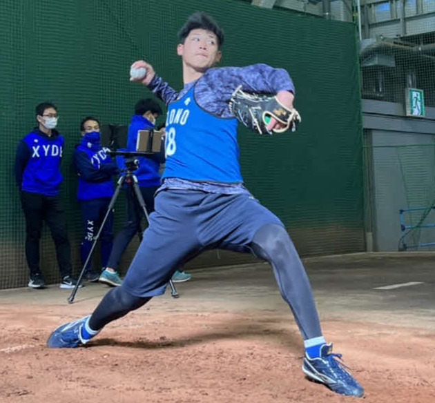 新人合同自主トレで初めてブルペン入りしたDeNA小園（球団提供）