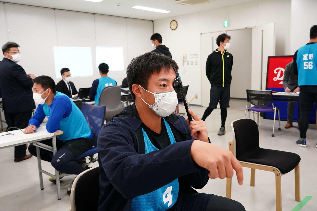 新人自主トレ恒例の視覚機能検査に挑む中日鵜飼（球団提供）