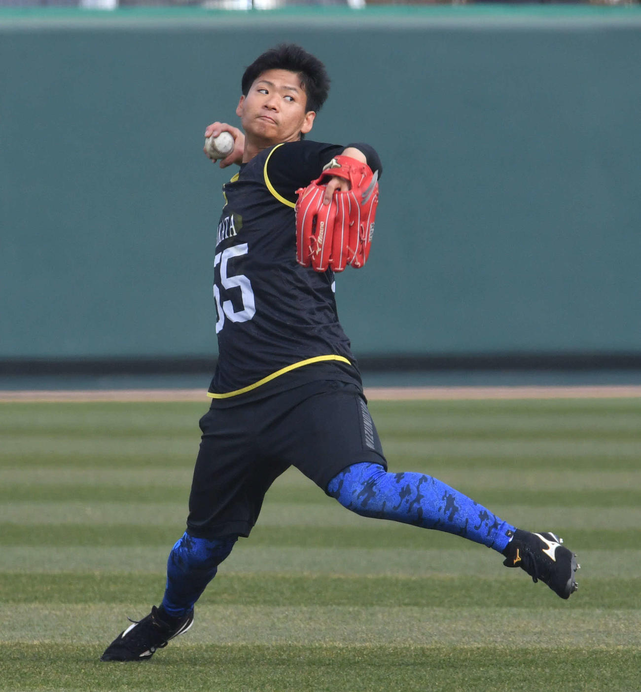 ノックを受ける仲田（撮影・岩下翔太）