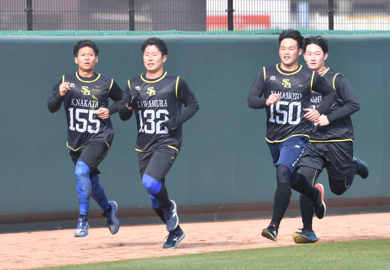 走り込みを行う、左から仲田、川村、山本、正木（撮影・岩下翔太）