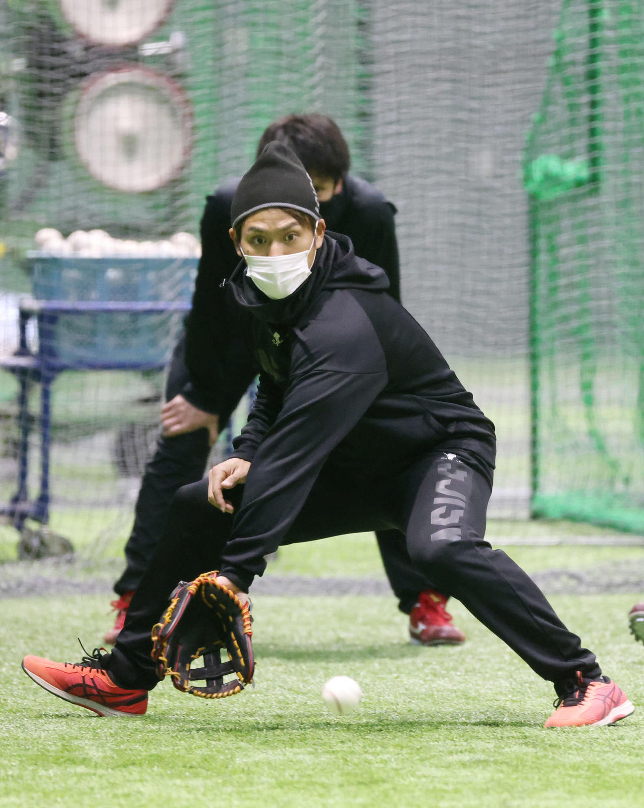 合同自主トレでノックを受ける広島田中広（撮影・加藤孝規）