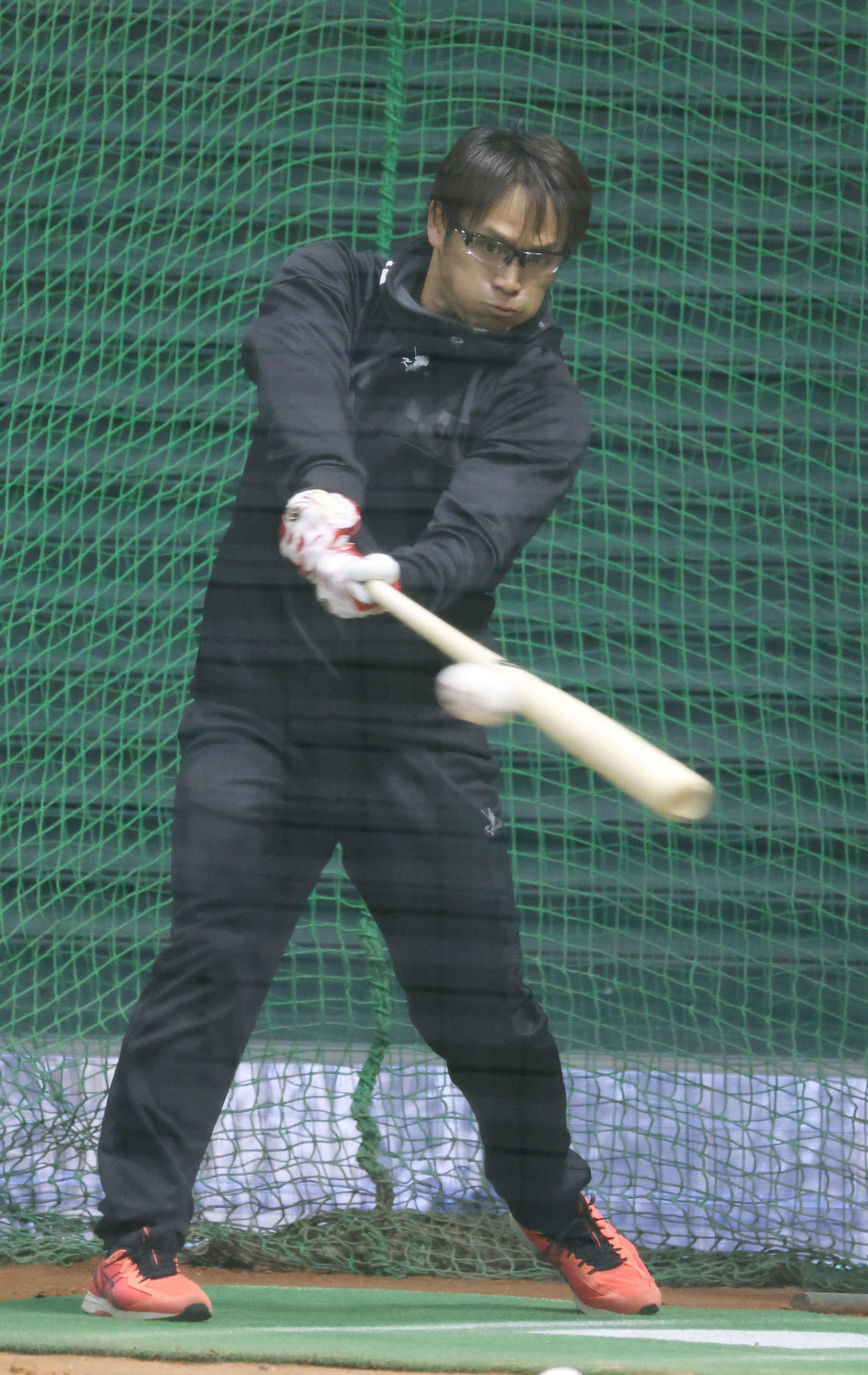 合同自主トレで打撃練習をする広島田中広（撮影・加藤孝規）