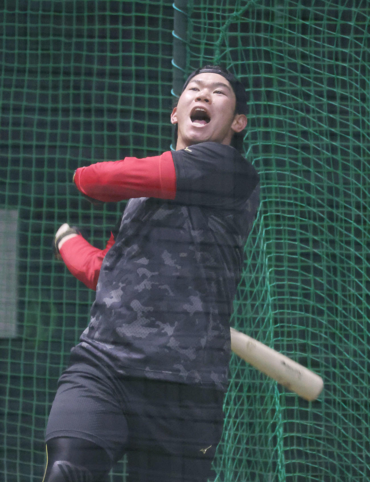 合同自主トレで打撃練習をする広島坂倉（撮影・加藤孝規）