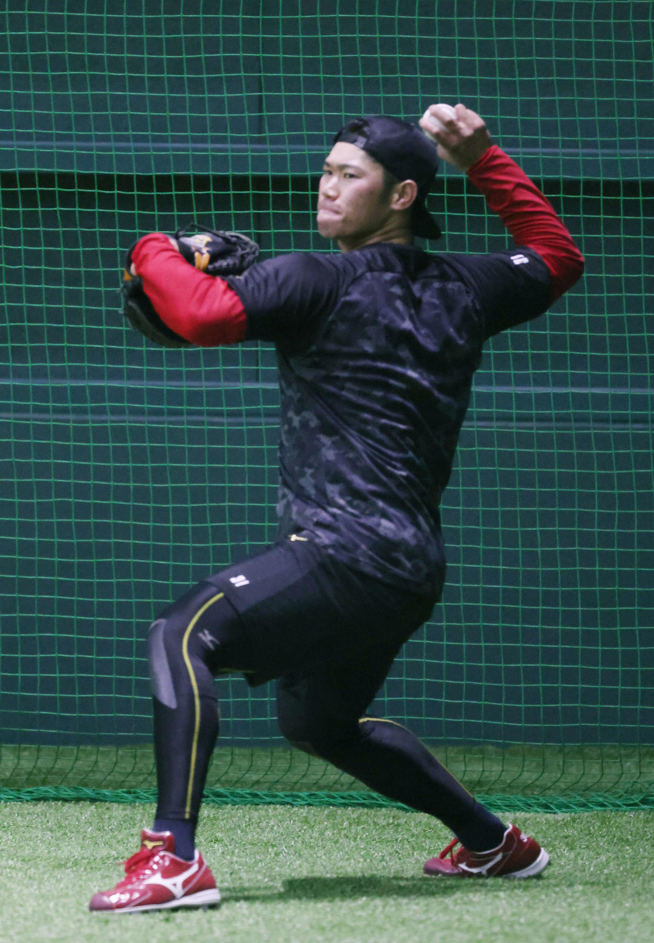 合同自主トレで送球練習をする広島坂倉（撮影・加藤孝規）