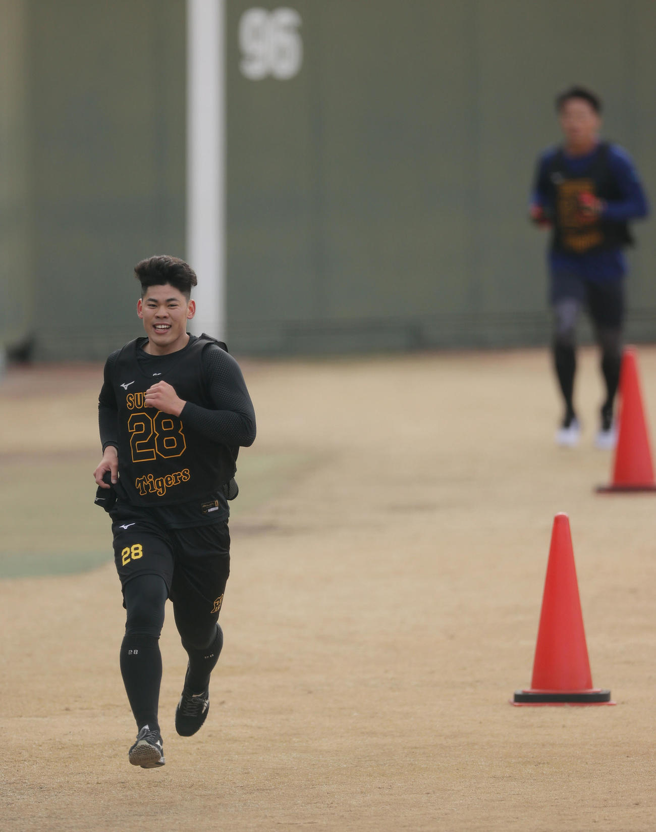 3000メートル走でトップでゴールする阪神鈴木。後方は2位の森木（撮影・前田充）