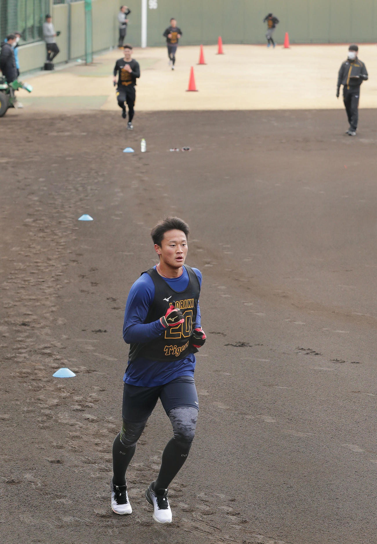 3000メートル走で鈴木（後方）らを引き離し独走する阪神森木（撮影・前田充）