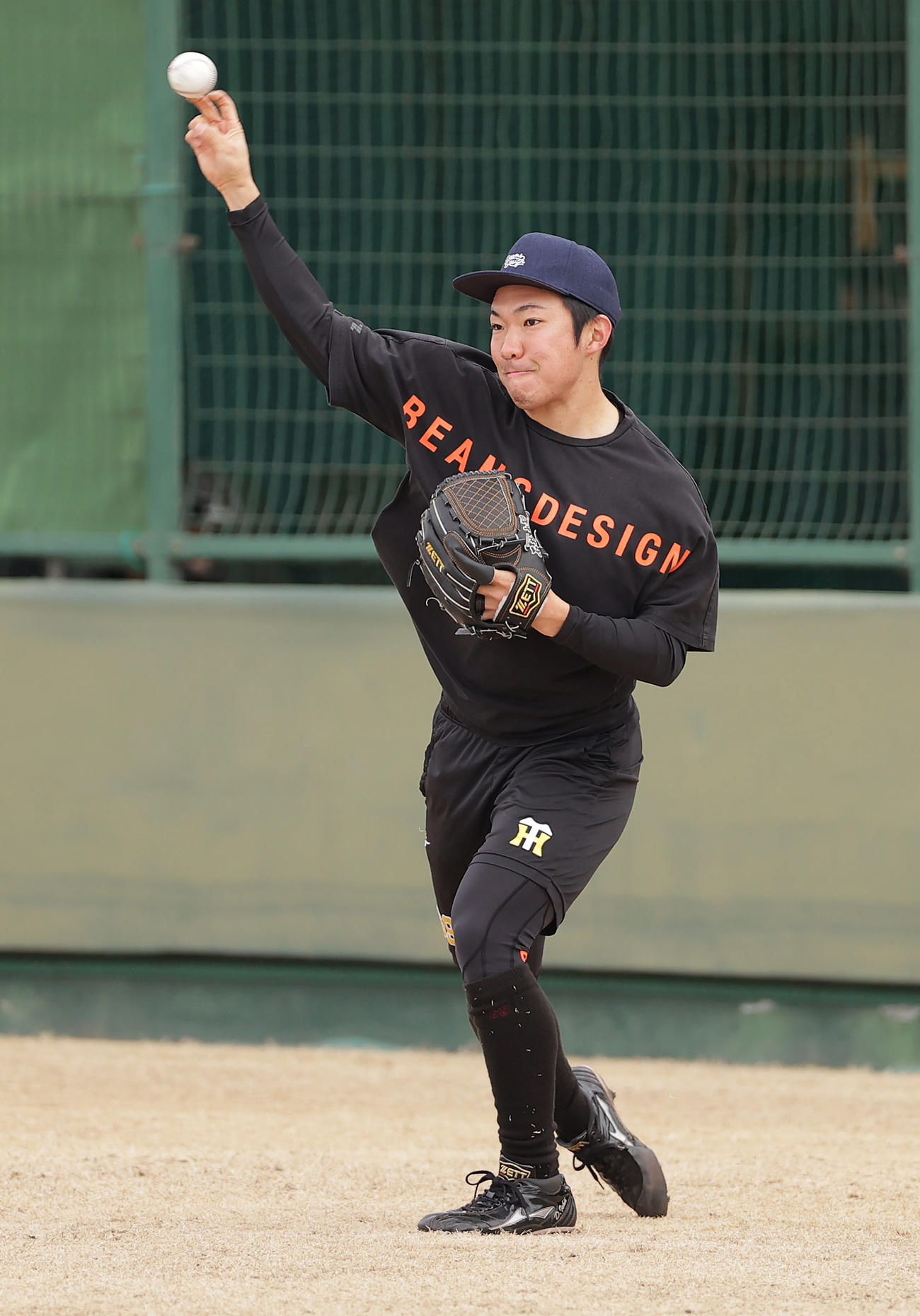 キャッチボールする石井（撮影・前田充）