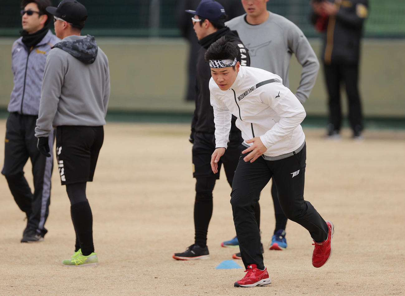 ウオーミングアップでダッシュする阪神佐藤輝（撮影・前田充）