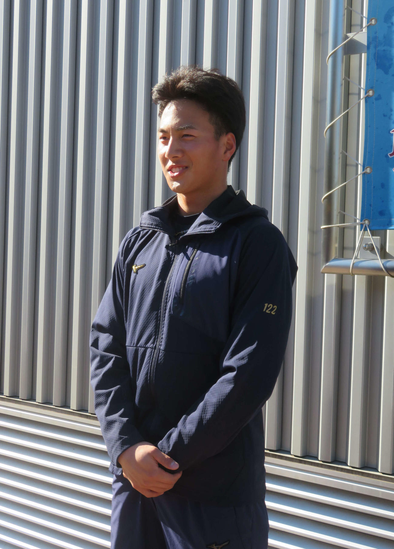 笑顔で取材に応じる西武長谷川（撮影・上田悠太）