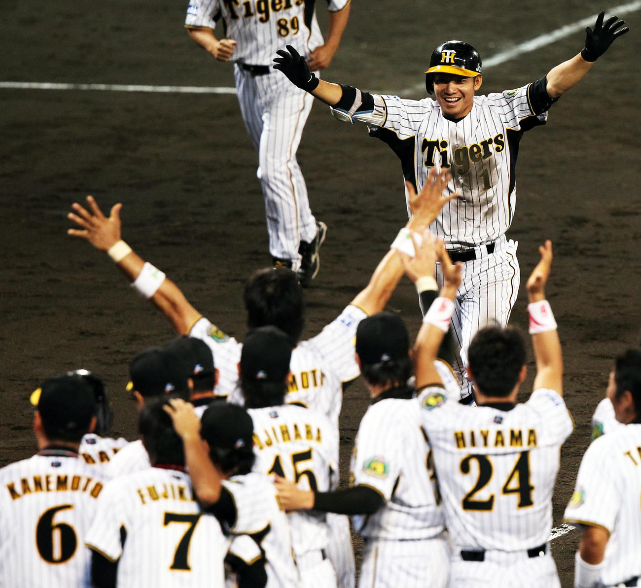 10年7月20日、10回裏にサヨナラ本塁打を放った鳥谷はナインに向かってバンザイしながら生還