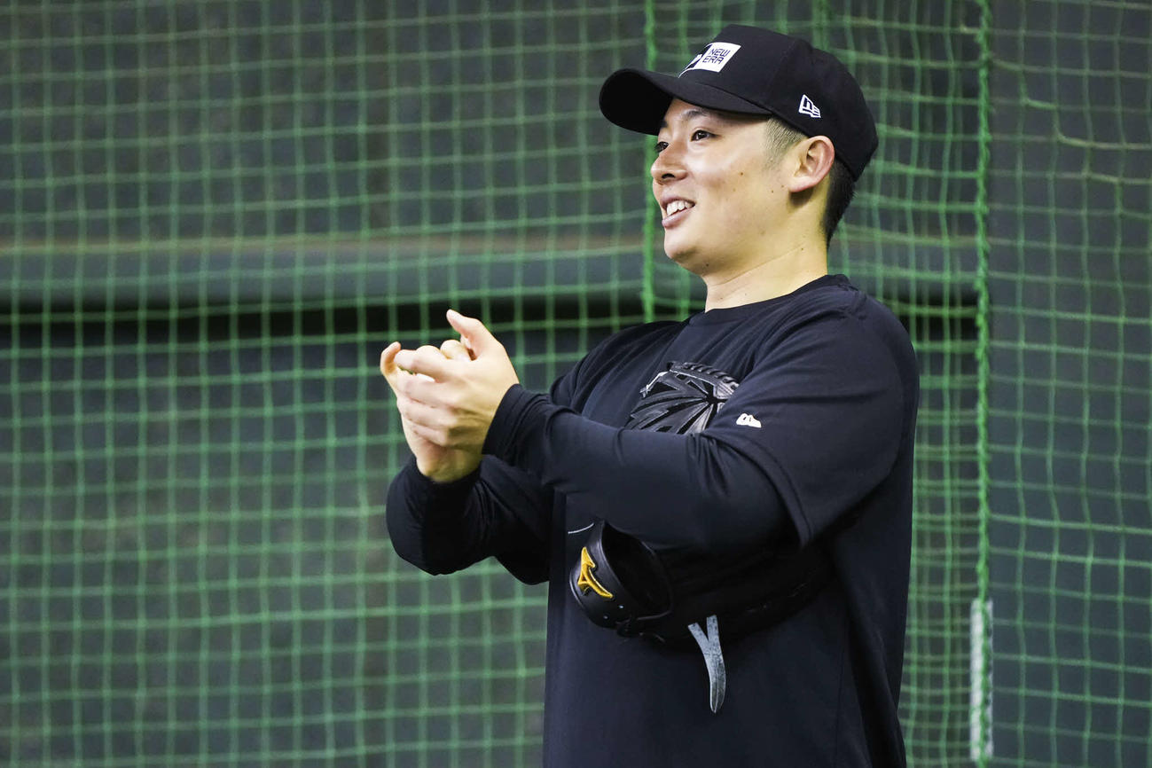 自主トレを公開した楽天松井裕樹（楽天野球団提供）