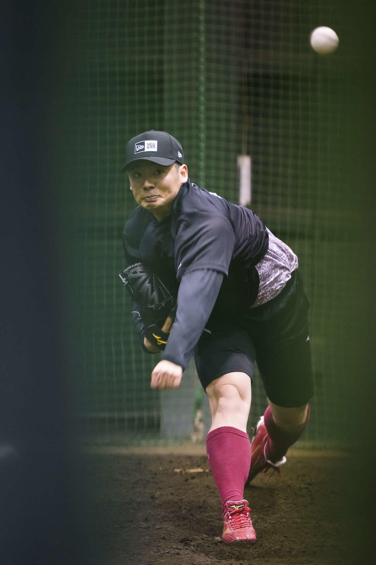 自主トレを公開し、ブルペン投球する楽天松井裕樹（楽天野球団提供）