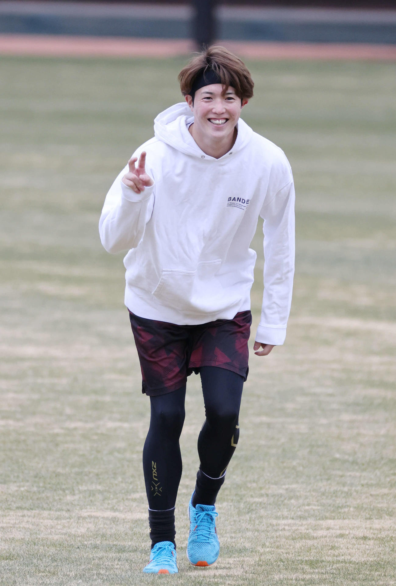 合同自主トレの合間に笑顔をみせる広島森下暢仁（撮影・加藤孝規）