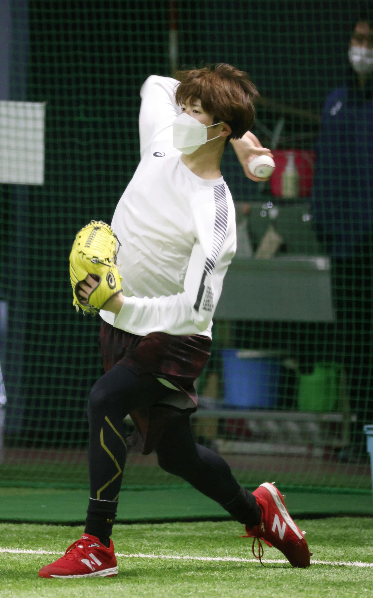 合同自主トレでキャッチボールをする広島森下暢仁（撮影・加藤孝規）