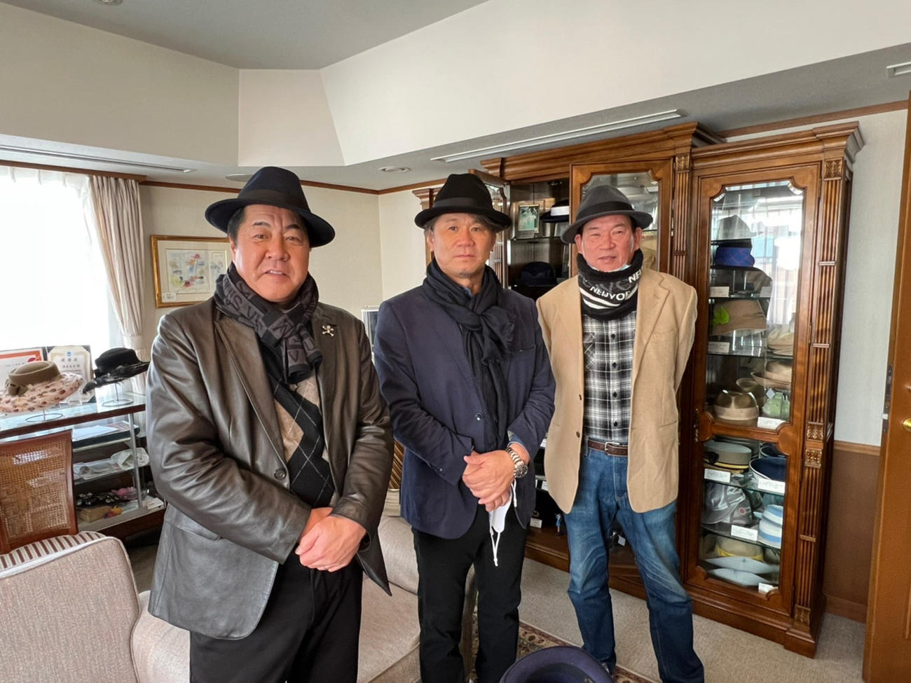 神戸震災復興ハットを贈呈された（左から）中西清起氏、池田親興氏、仲田幸司氏