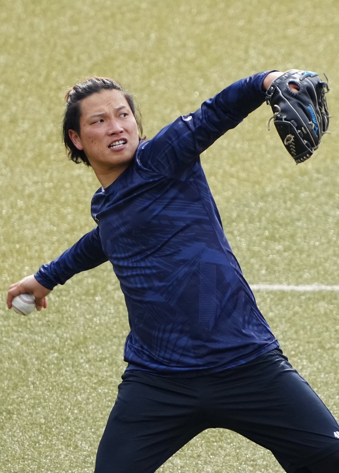 力強い遠投を見せるロッテ岩下